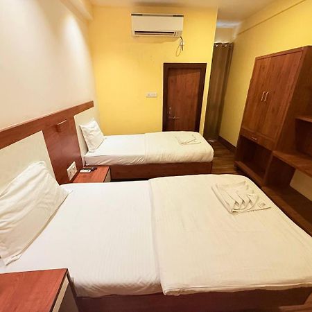 Shivam Hotel Varanasi - Near Kashi Vishwanath Temple With Parking And Lift Exteriör bild