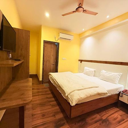 Shivam Hotel Varanasi - Near Kashi Vishwanath Temple With Parking And Lift Exteriör bild