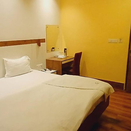 Shivam Hotel Varanasi - Near Kashi Vishwanath Temple With Parking And Lift Exteriör bild