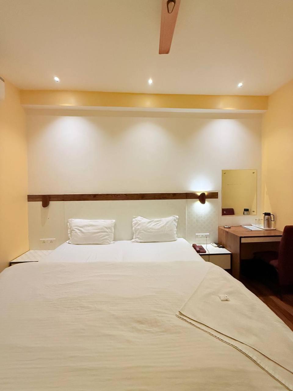 Shivam Hotel Varanasi - Near Kashi Vishwanath Temple With Parking And Lift Exteriör bild
