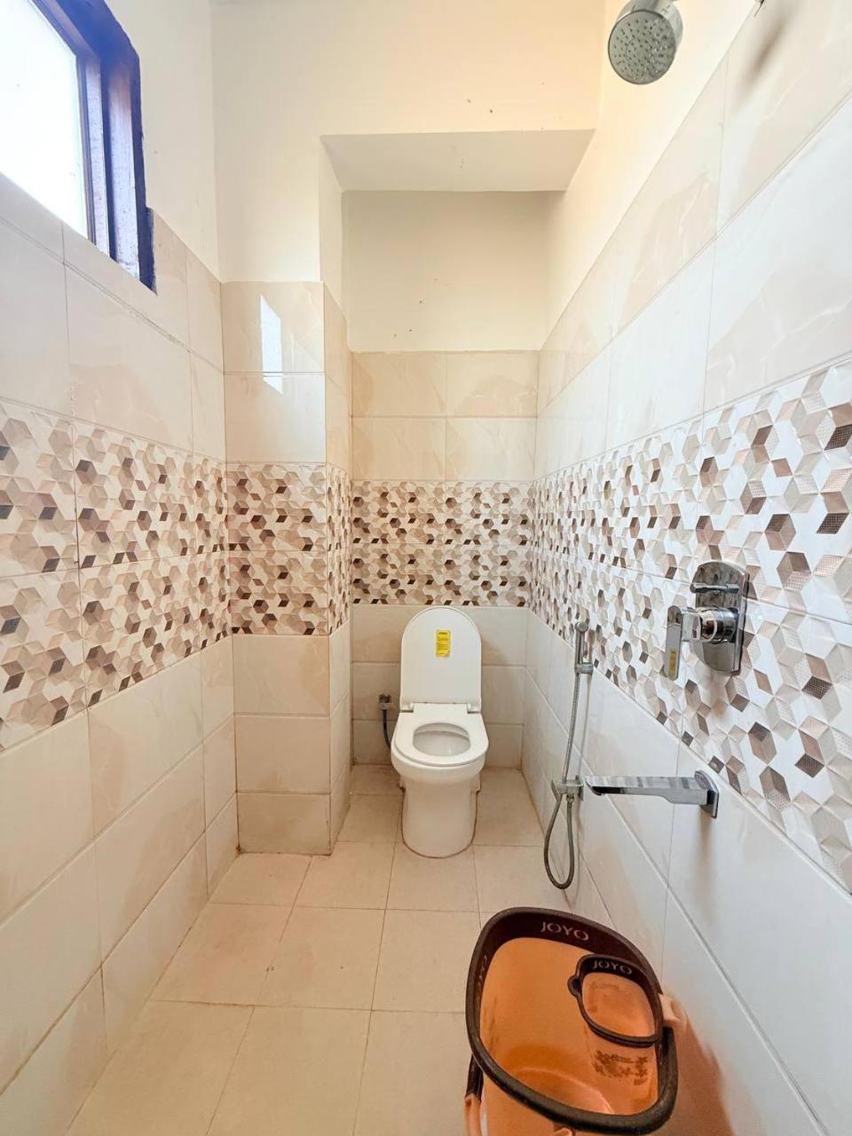 Shivam Hotel Varanasi - Near Kashi Vishwanath Temple With Parking And Lift Exteriör bild