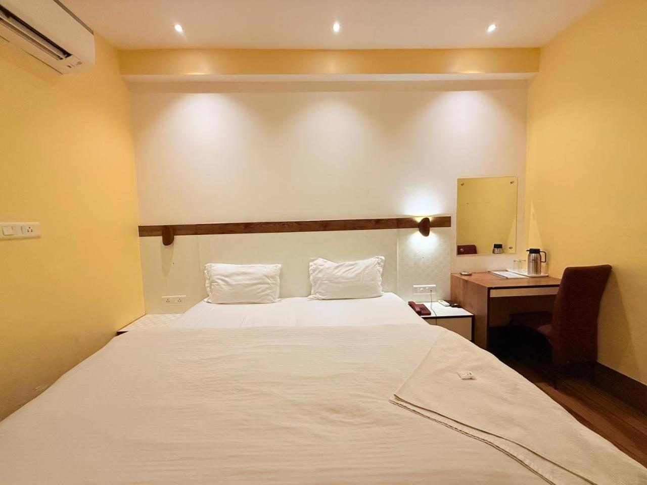Shivam Hotel Varanasi - Near Kashi Vishwanath Temple With Parking And Lift Exteriör bild
