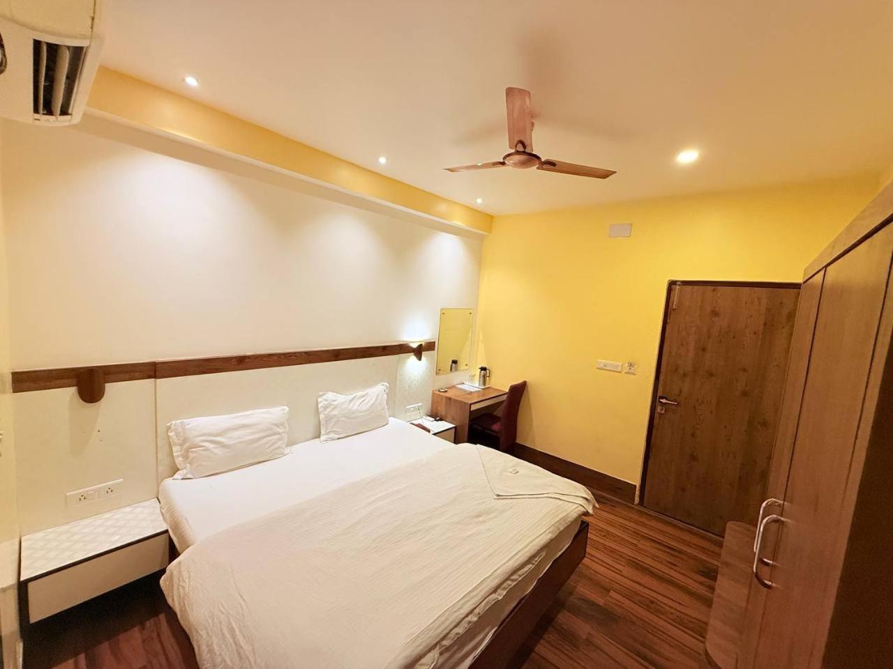 Shivam Hotel Varanasi - Near Kashi Vishwanath Temple With Parking And Lift Exteriör bild
