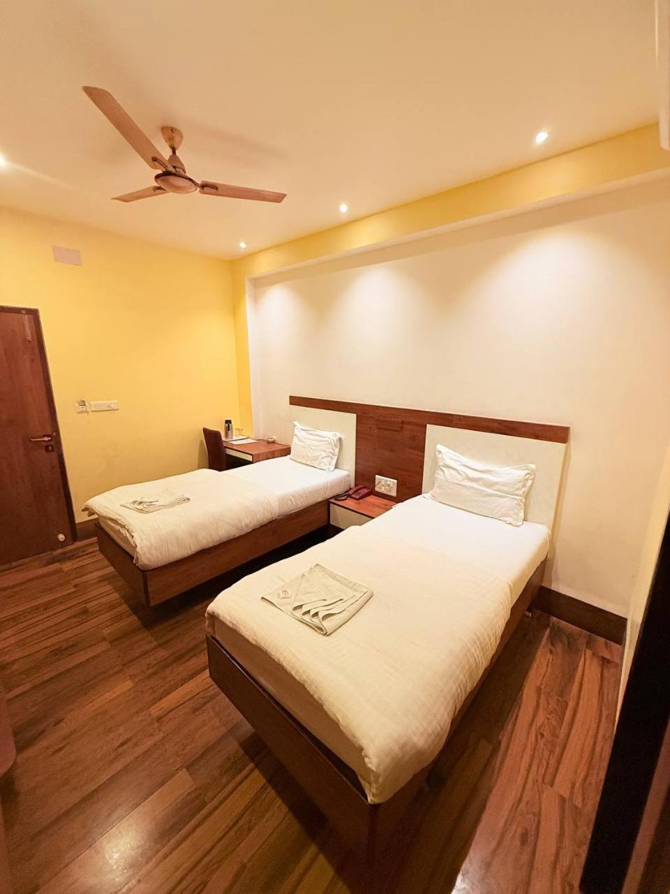 Shivam Hotel Varanasi - Near Kashi Vishwanath Temple With Parking And Lift Exteriör bild