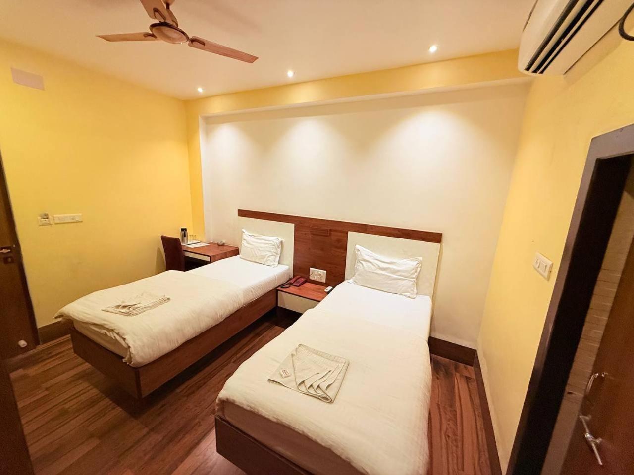 Shivam Hotel Varanasi - Near Kashi Vishwanath Temple With Parking And Lift Exteriör bild