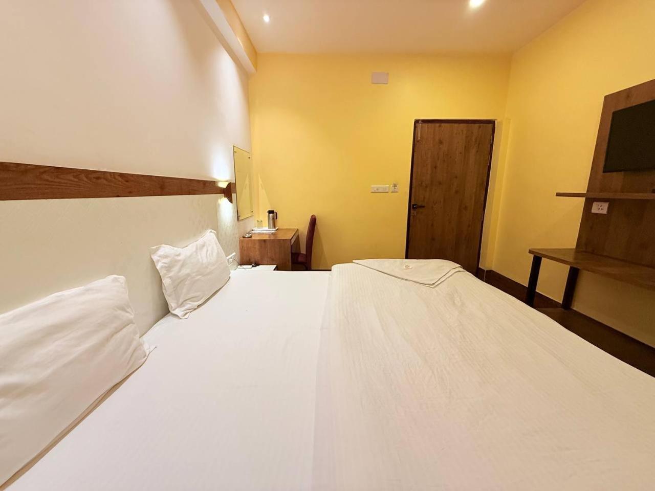 Shivam Hotel Varanasi - Near Kashi Vishwanath Temple With Parking And Lift Exteriör bild