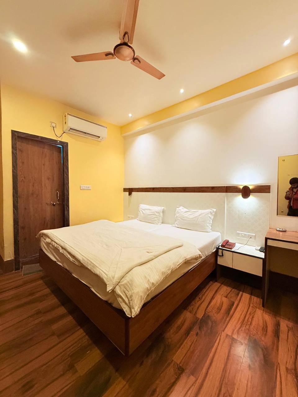 Shivam Hotel Varanasi - Near Kashi Vishwanath Temple With Parking And Lift Exteriör bild