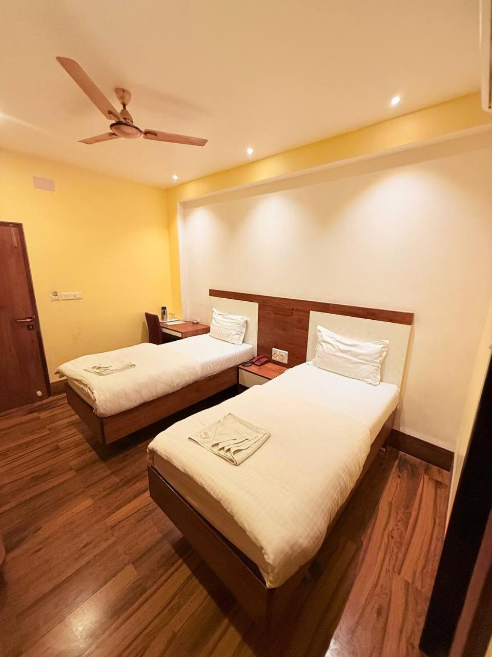 Shivam Hotel Varanasi - Near Kashi Vishwanath Temple With Parking And Lift Exteriör bild