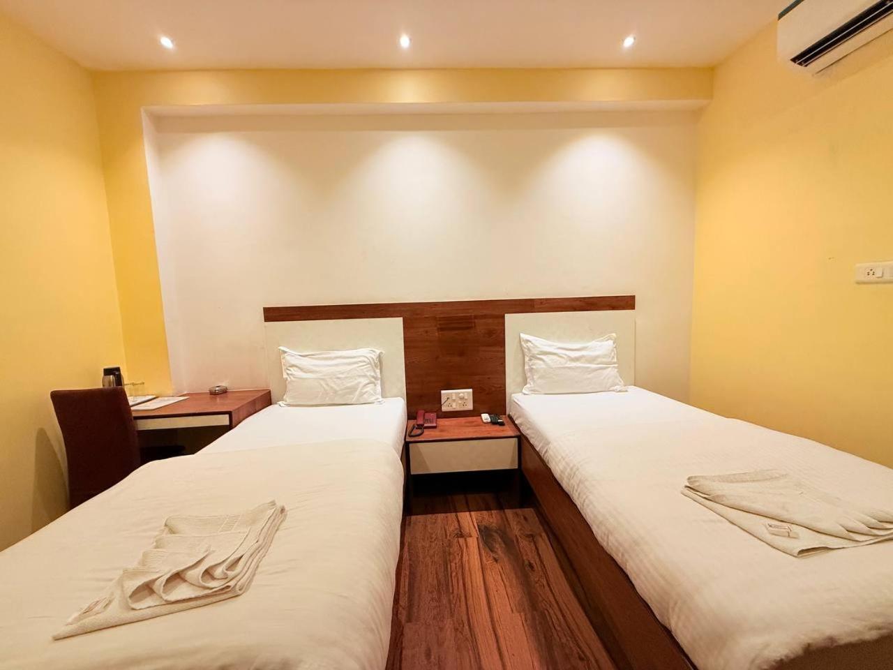 Shivam Hotel Varanasi - Near Kashi Vishwanath Temple With Parking And Lift Exteriör bild