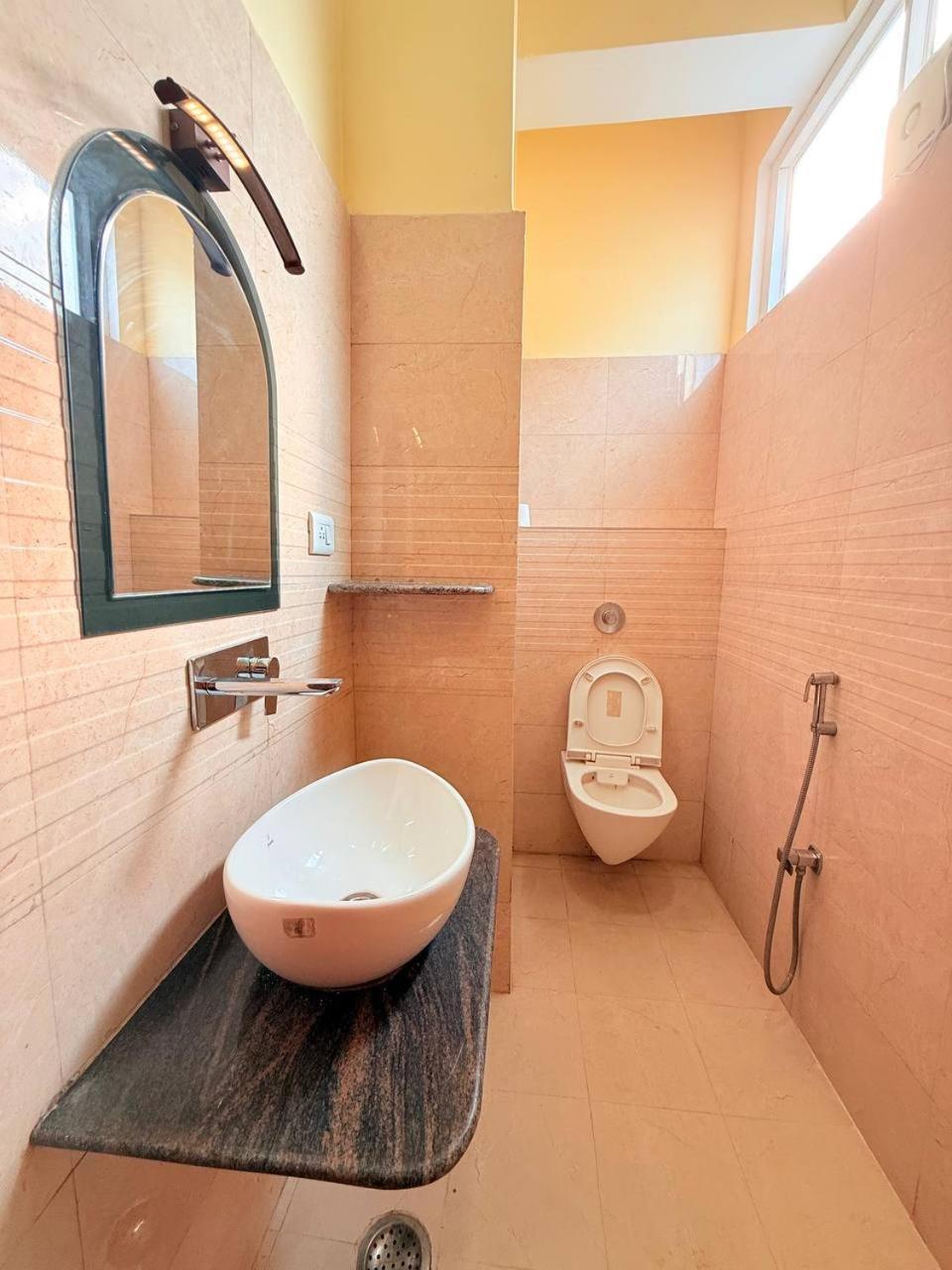 Shivam Hotel Varanasi - Near Kashi Vishwanath Temple With Parking And Lift Exteriör bild