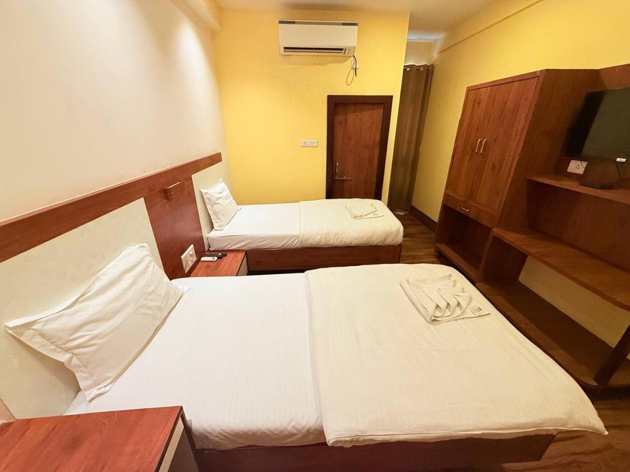 Shivam Hotel Varanasi - Near Kashi Vishwanath Temple With Parking And Lift Exteriör bild