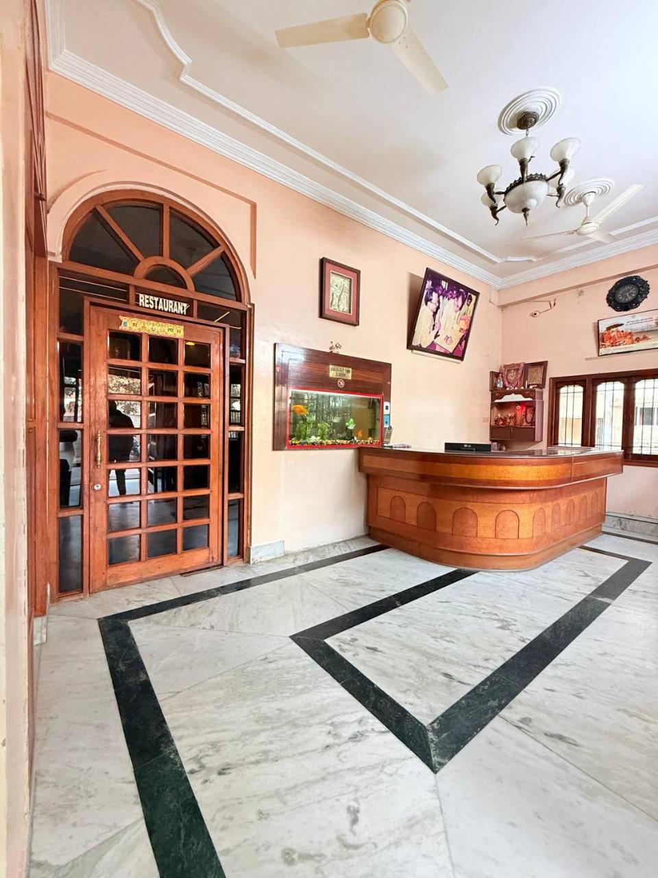 Shivam Hotel Varanasi - Near Kashi Vishwanath Temple With Parking And Lift Exteriör bild