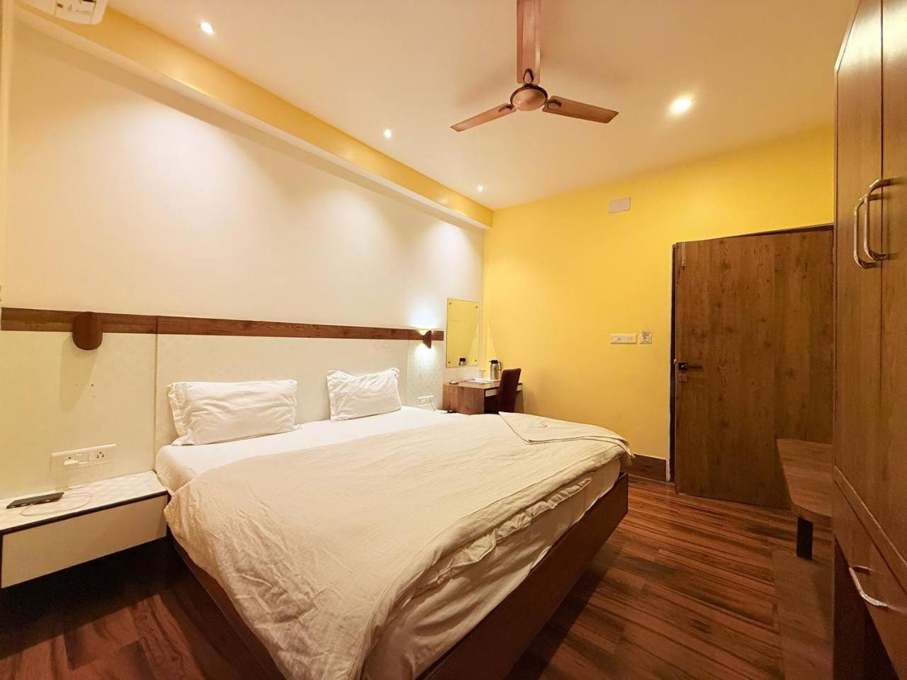 Shivam Hotel Varanasi - Near Kashi Vishwanath Temple With Parking And Lift Exteriör bild