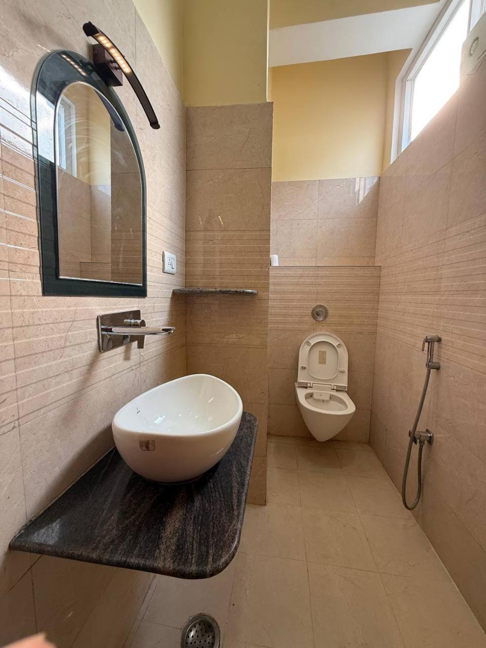 Shivam Hotel Varanasi - Near Kashi Vishwanath Temple With Parking And Lift Exteriör bild