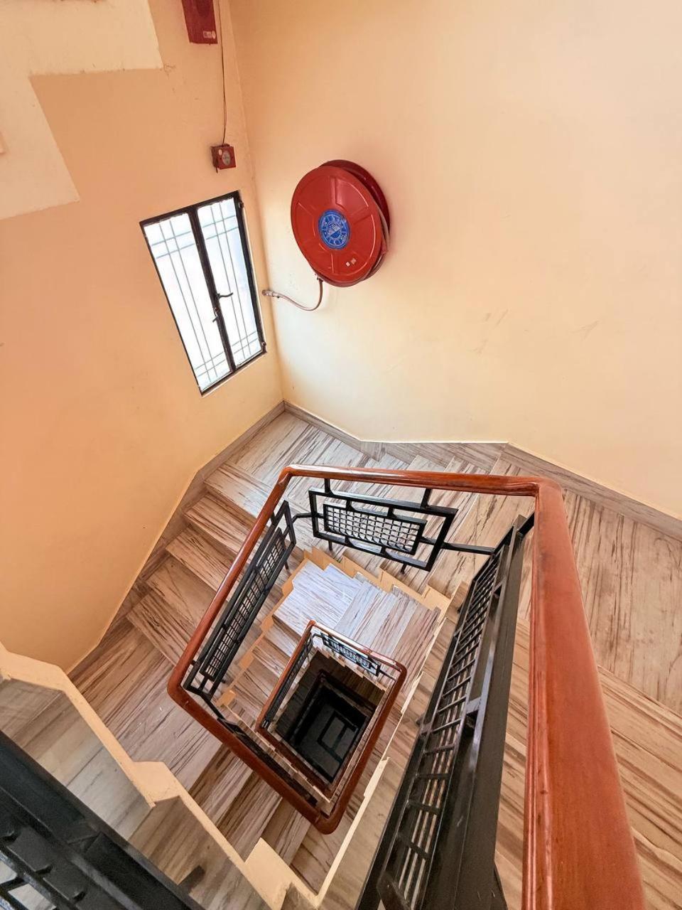 Shivam Hotel Varanasi - Near Kashi Vishwanath Temple With Parking And Lift Exteriör bild
