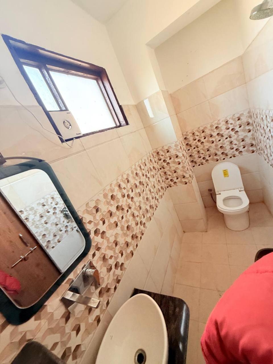 Shivam Hotel Varanasi - Near Kashi Vishwanath Temple With Parking And Lift Exteriör bild