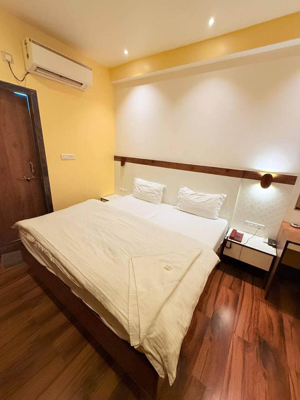 Shivam Hotel Varanasi - Near Kashi Vishwanath Temple With Parking And Lift Exteriör bild