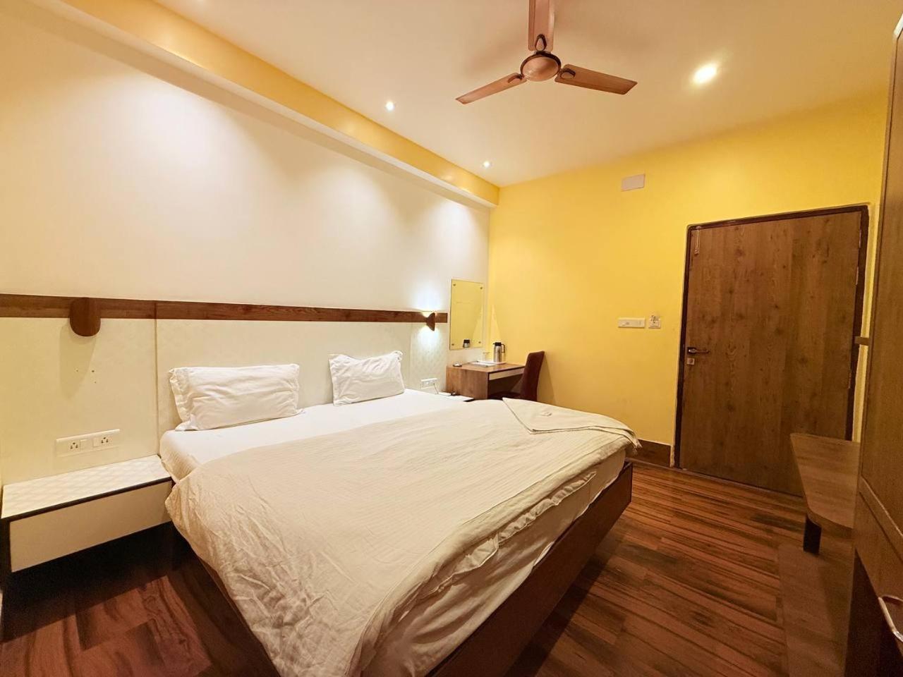 Shivam Hotel Varanasi - Near Kashi Vishwanath Temple With Parking And Lift Exteriör bild