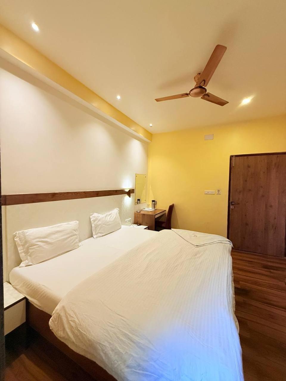 Shivam Hotel Varanasi - Near Kashi Vishwanath Temple With Parking And Lift Exteriör bild