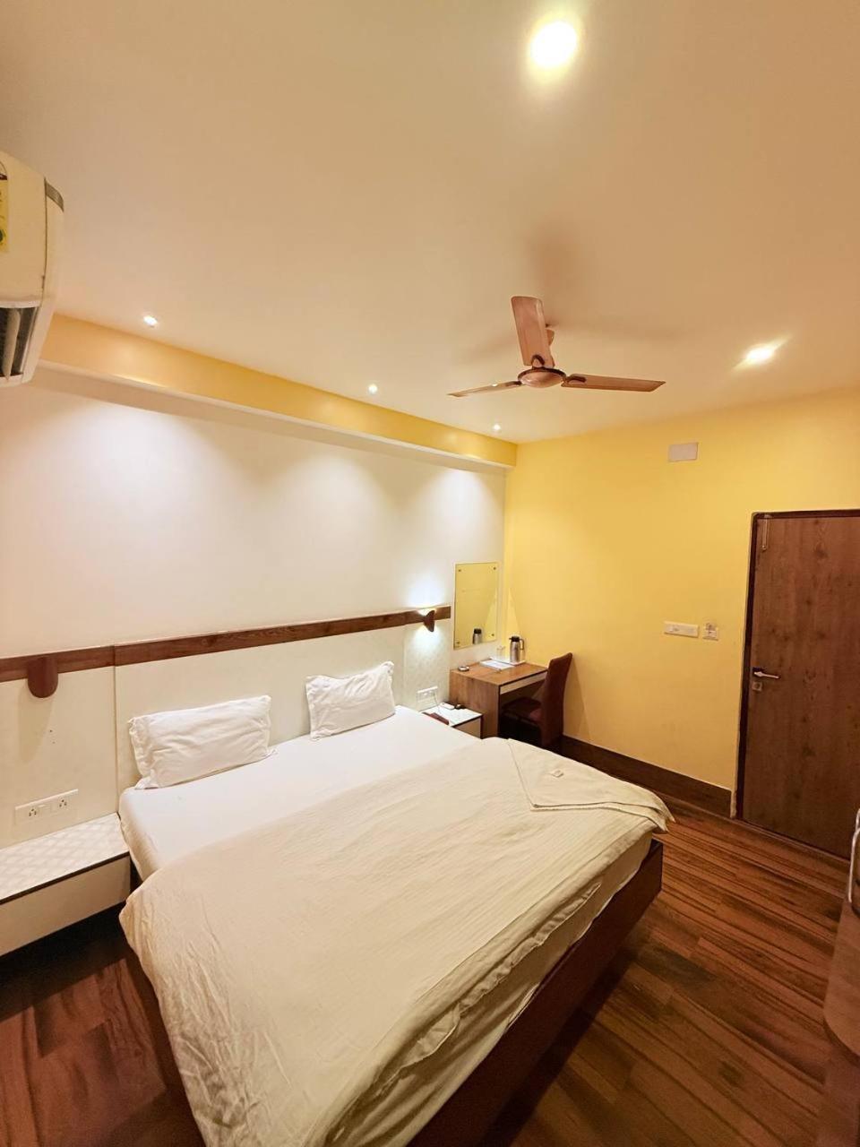Shivam Hotel Varanasi - Near Kashi Vishwanath Temple With Parking And Lift Exteriör bild