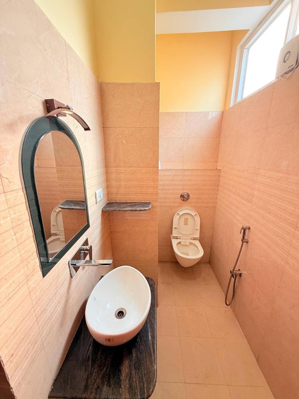 Shivam Hotel Varanasi - Near Kashi Vishwanath Temple With Parking And Lift Exteriör bild