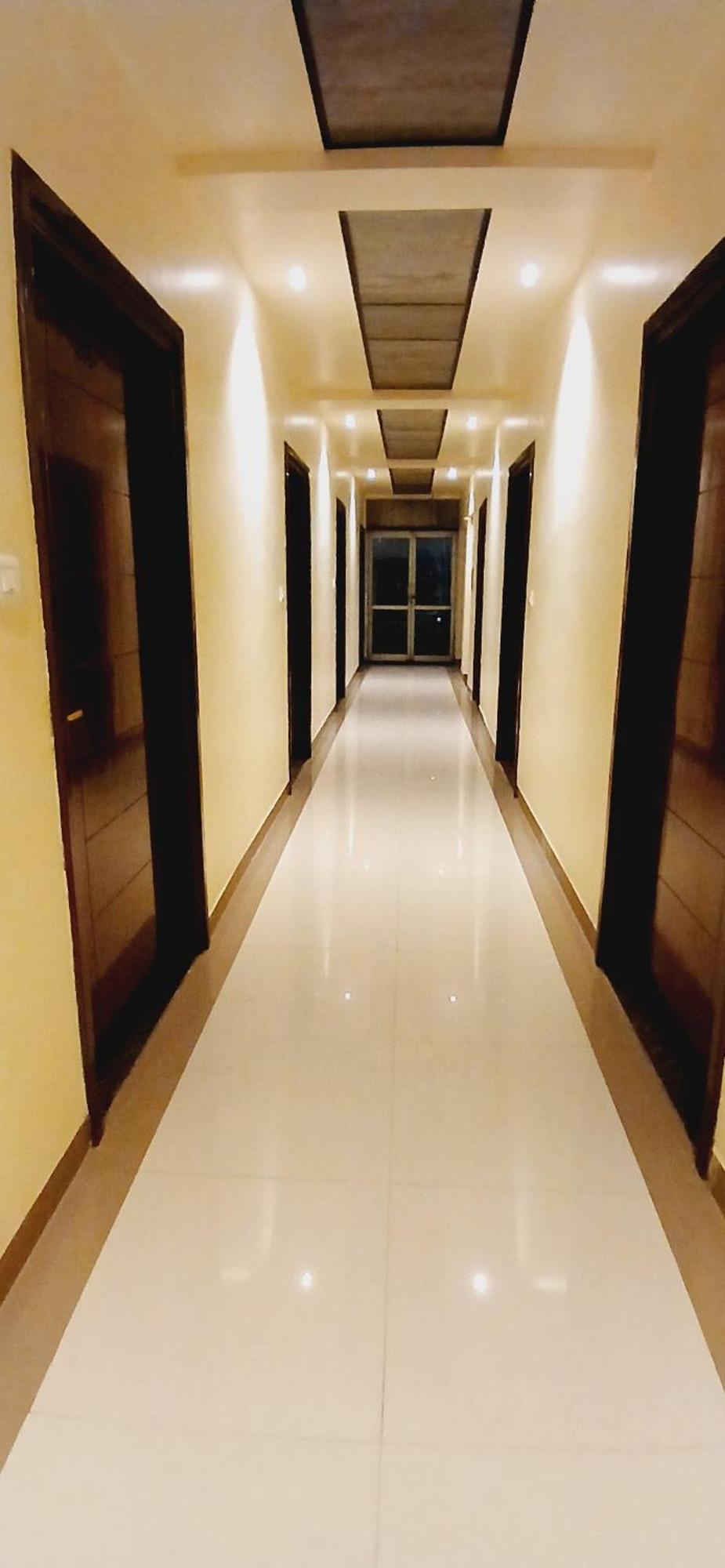 Shivam Hotel Varanasi - Near Kashi Vishwanath Temple With Parking And Lift Exteriör bild