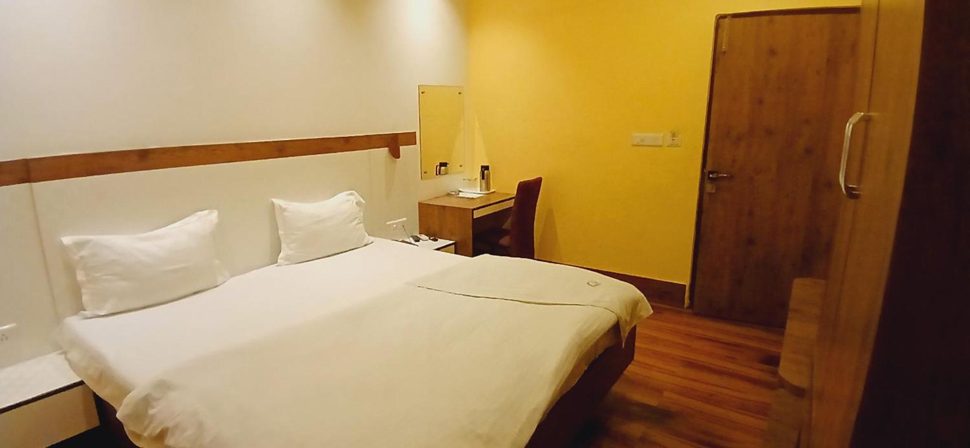 Shivam Hotel Varanasi - Near Kashi Vishwanath Temple With Parking And Lift Exteriör bild